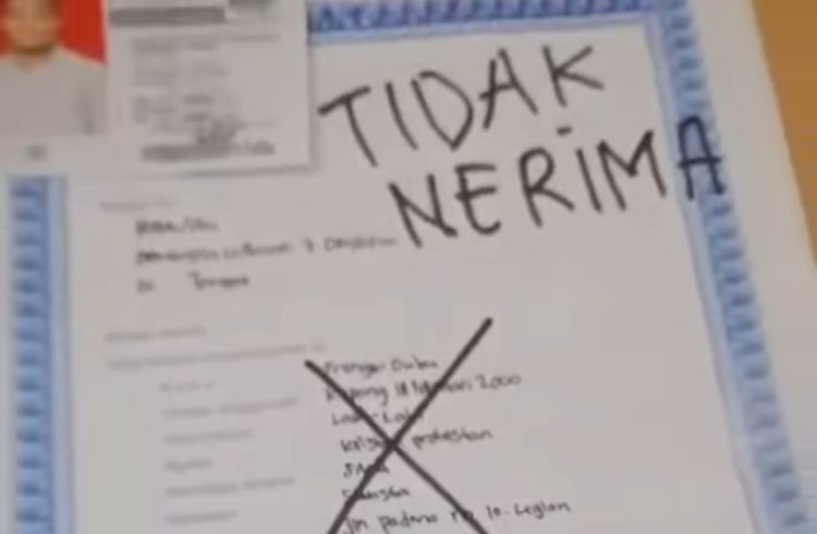 Beredar video dokumen lamaran pekerjaan pelamar dari Sumba dicoret