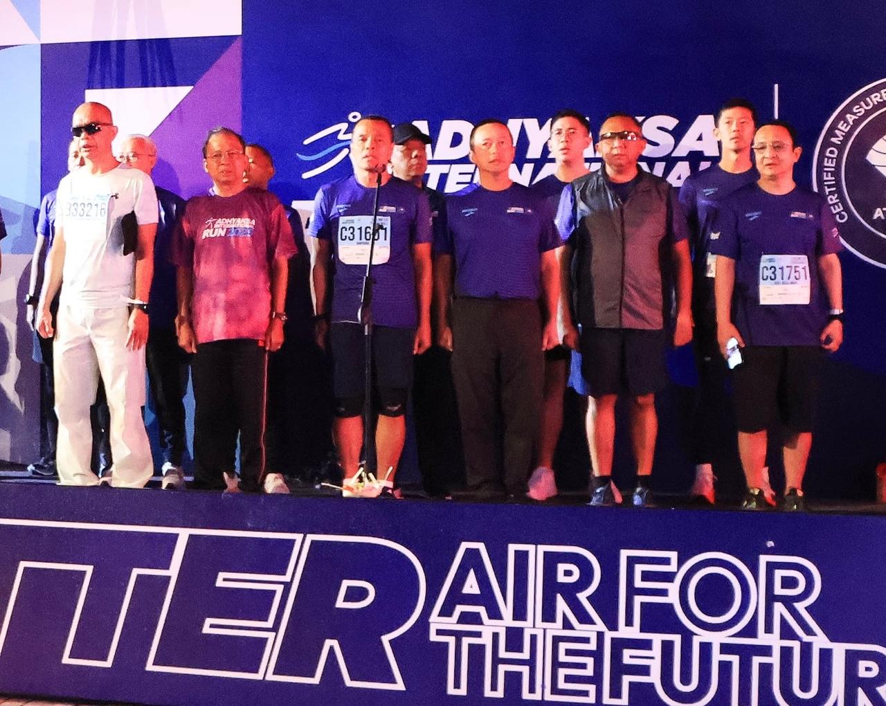 Melepas : Gubernur Bali Wayan Koster melepas pelari dalam Adhyaksa International Run (AIR) 2025. Hadir JAM Intel Kejaksaan Agung Reda Manthovani (baju putih).