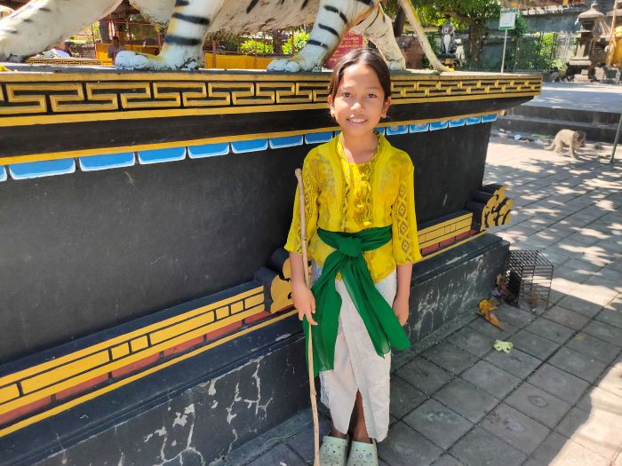 Mira Darmiasih saat ngayah di Pura Pulaki, Buleleng