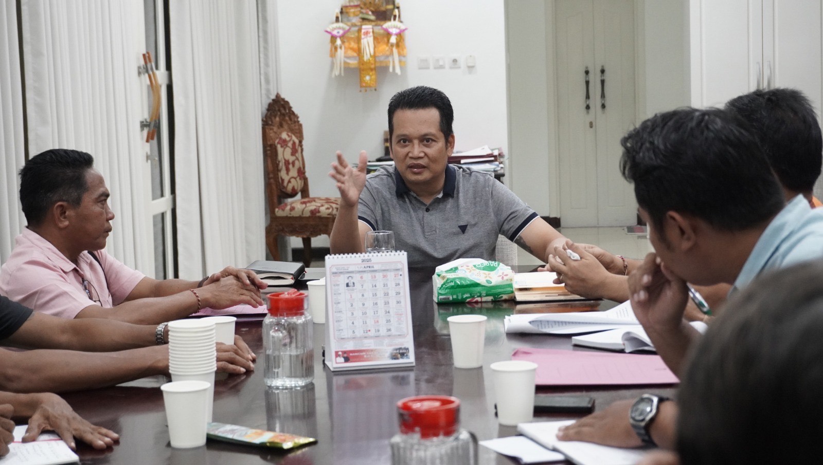 Bupati Jembrana I Made Kembang Hartawan saat menerima audiensi pengurus KUD, Minggu (27/4/2025).