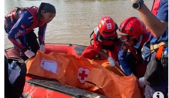 Petugas evakuasi jenazah bocah di Sungai Sangatta Kalimantan Timur. (IST)