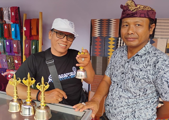 WARISAN BUDAYA : I Wayan Budiarta, seorang pengerajin genta asal Banjar Budaga, Desa Adat Budaga, Kecamatan Klungkung, Kabupaten Klungkung.