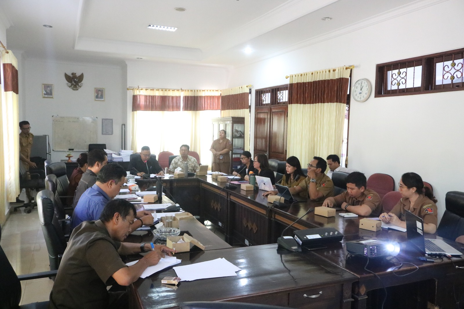 Rapat pansus membahas  Ranperda tentang Penambahan Penyertaan Modal Daerah pada PT Bank Pembangunan Daerah Bali.