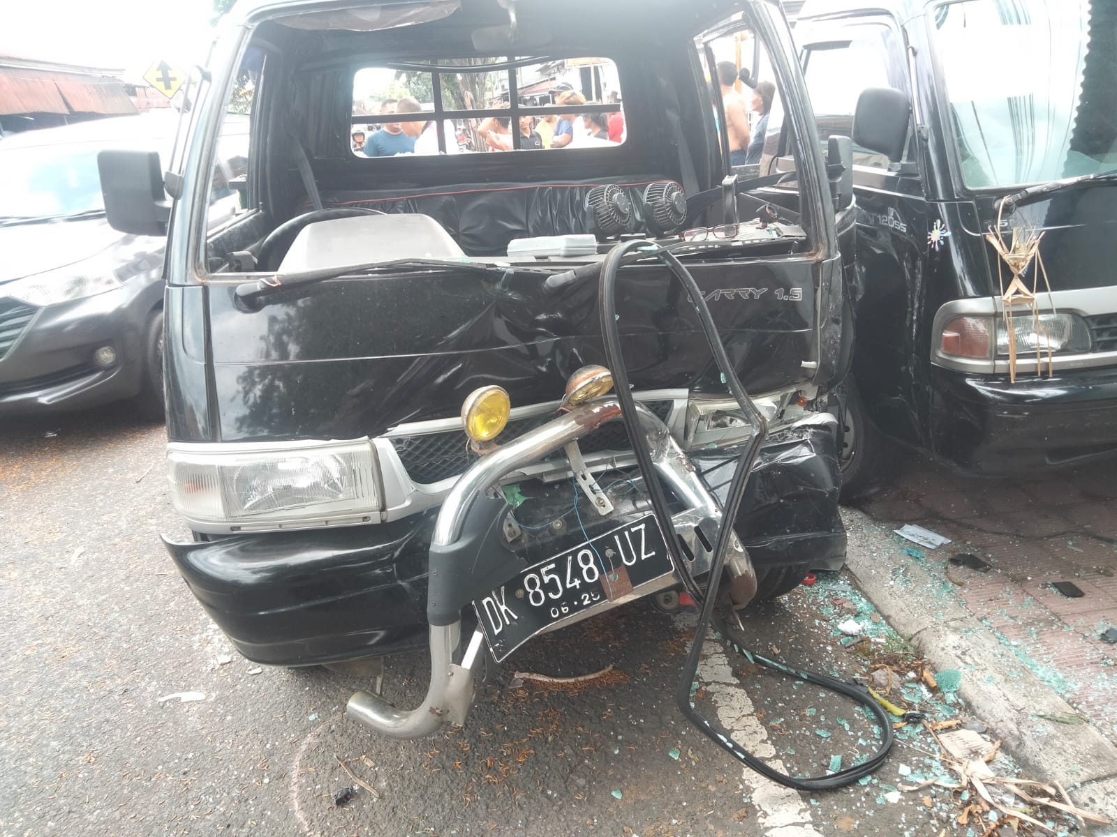 Carry pick up yang mengalami rusak parah di bagian depan saat kecelakaan beruntun