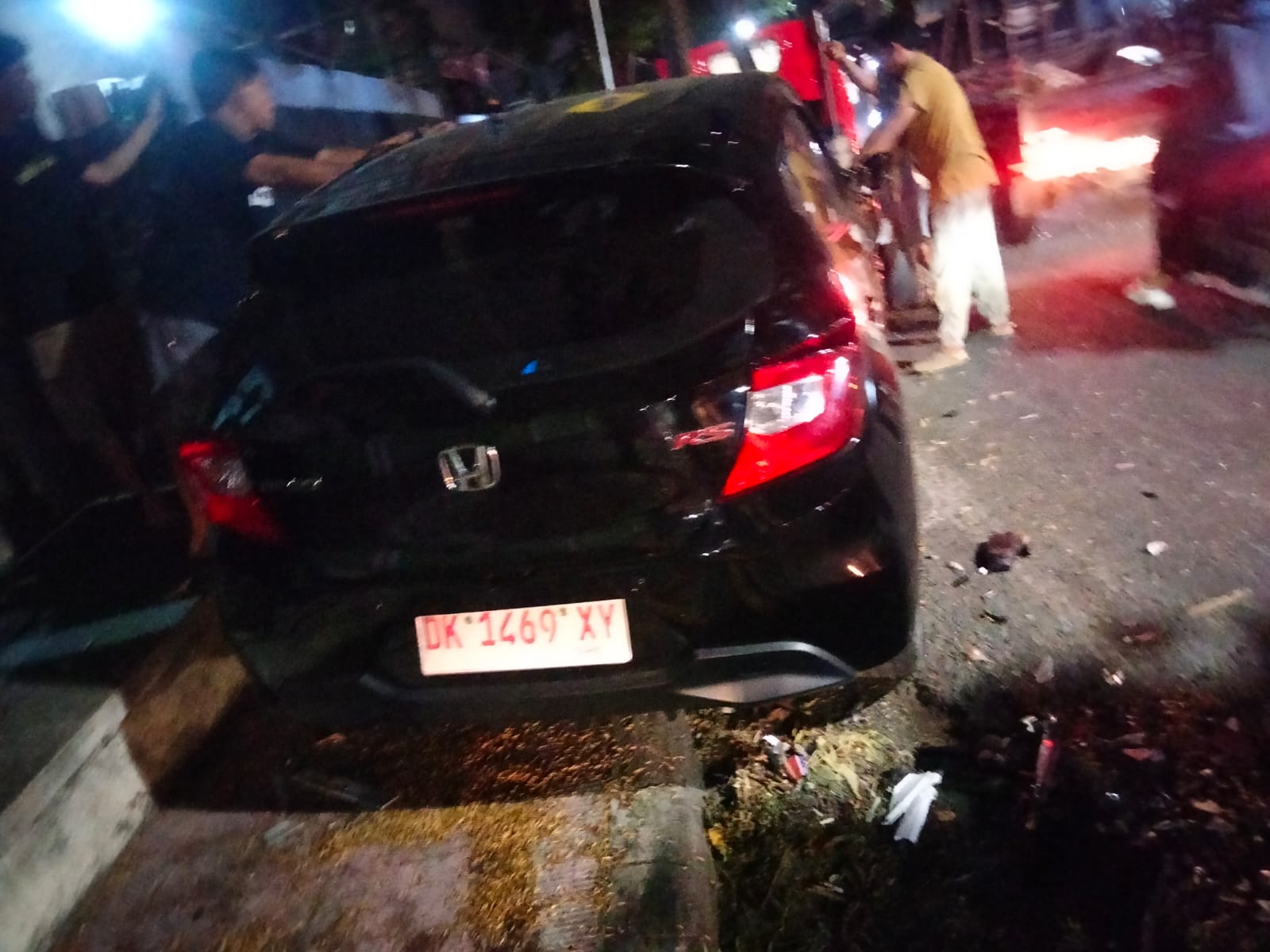 Kendaraan brio yang menjadi pemicu kecelakaan beruntun di Desa Giri Emas, Sawan pada Senin (28/9)