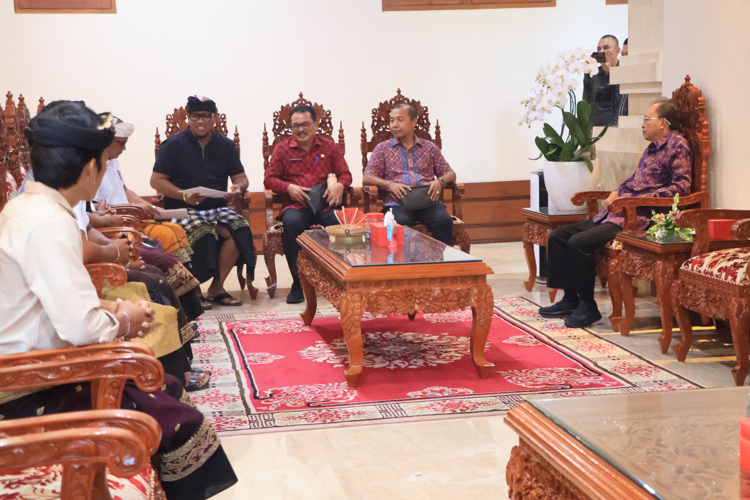 FESTIVAL: Gubernur Koster menerima audiensi Komunitas Seni Layangan Bali dan Panitia Festival Layangan Bali di Jayasabha, Denpasar pada Sabtu (26/4)