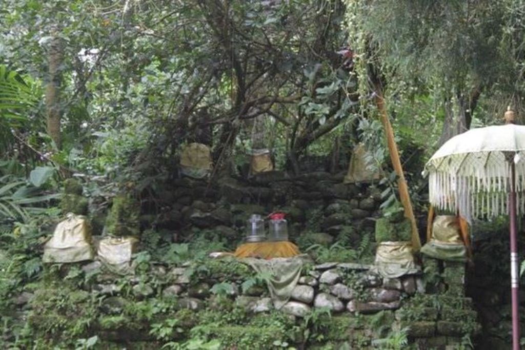 Pura Luhur Besi Kalung