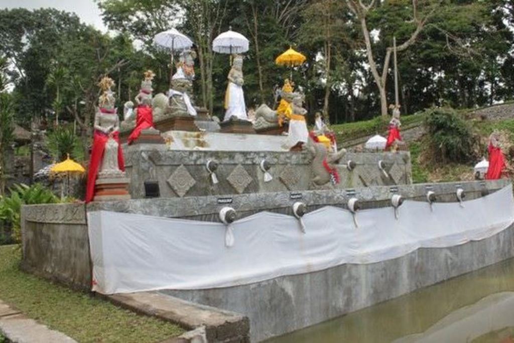 Tersembunyi di selatan megahnya Gunung Batukaru, tepatnya di Desa Sangketan, Penebel, Tabanan, berdiri tempat suci Hindu Bali, Pura Luhur Tamba Waras.