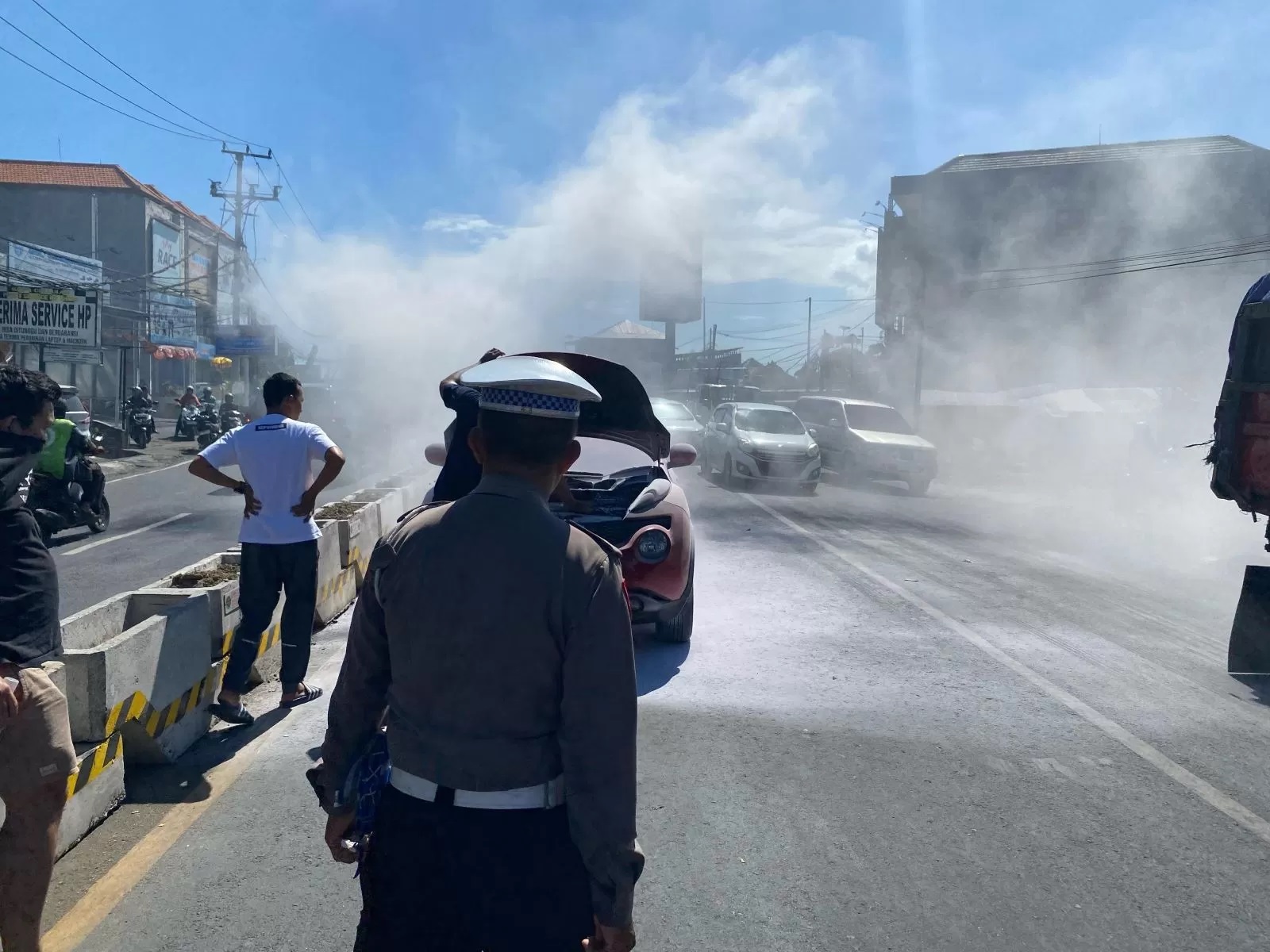 MACET PANJANG: Mobil Nissan Juke terbakar lalu api dipadamkan menggunakan APAR Minggu, 27 April 2025 (istimewa/radarbali.jawapos.com)