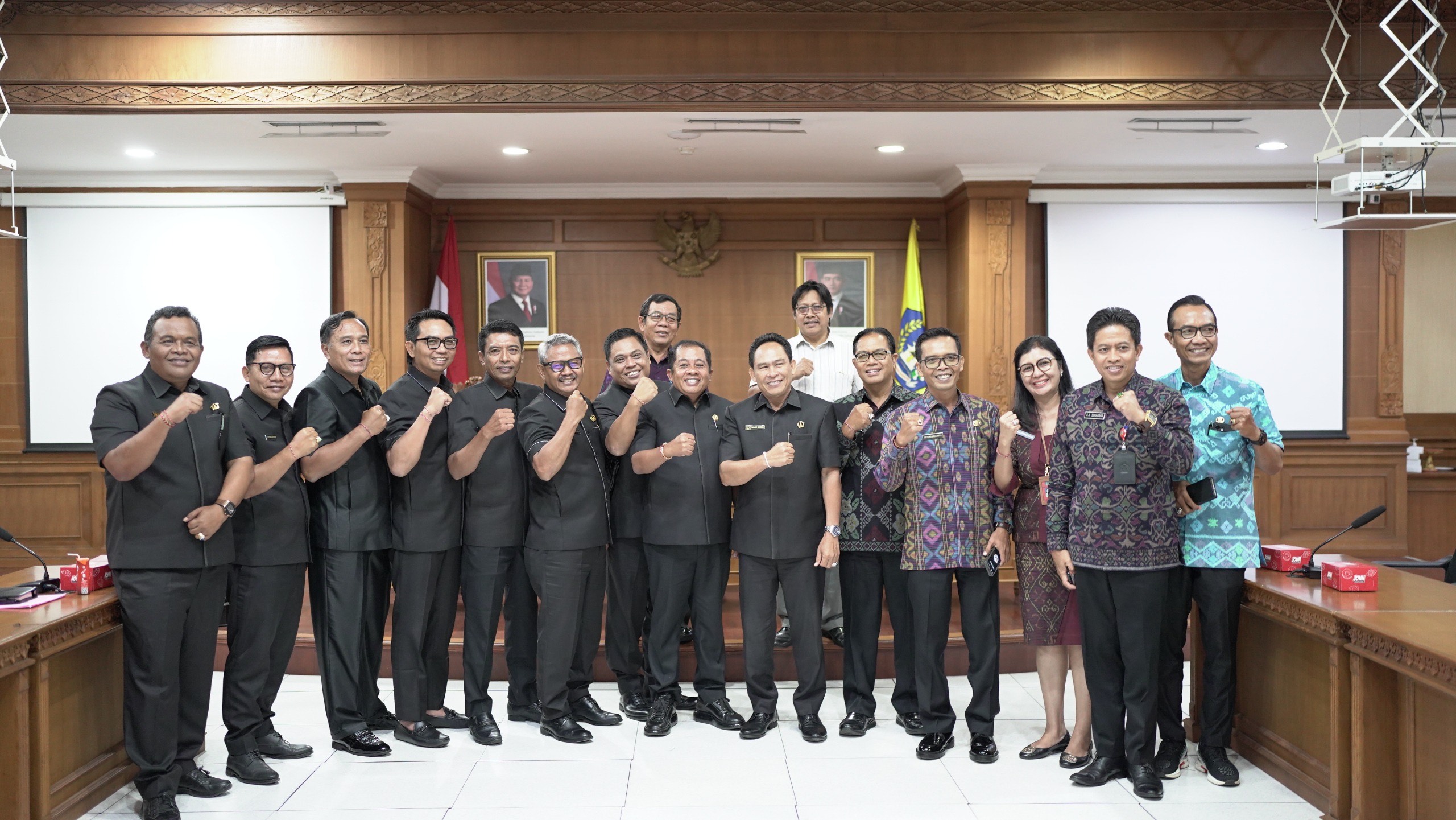 RAPAT: Komisi II DPRD Badung saat menggelar rapat bersama sejumlah OPd, Selasa (29/4).