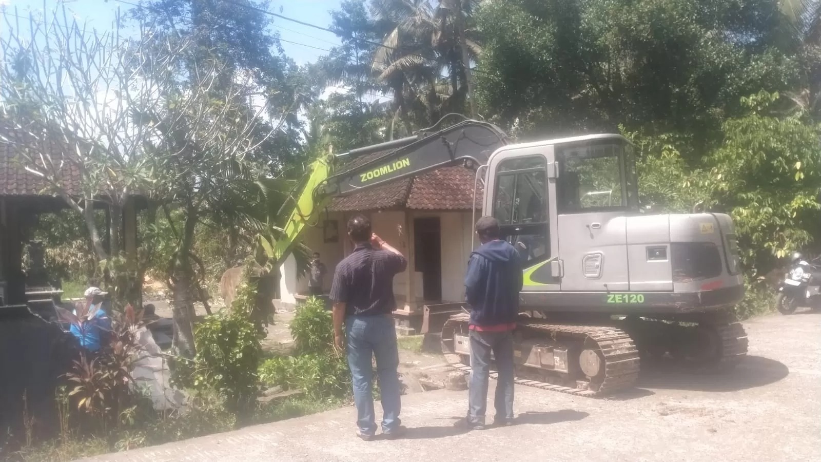 EKSEKUSI: Suasana eksekusi lahan di Banjar Dinas Bungan Kapal, Desa Tunjuk, Tabanan.
