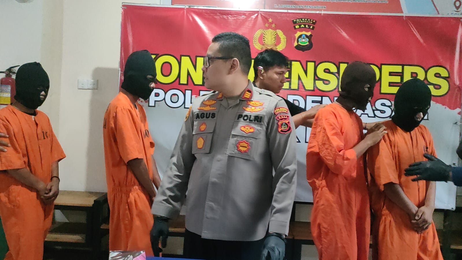 Keempat anak di bawah umur pelaku perampokan diamankan Polsek Kuta. (Bali Express/Istimewa)
