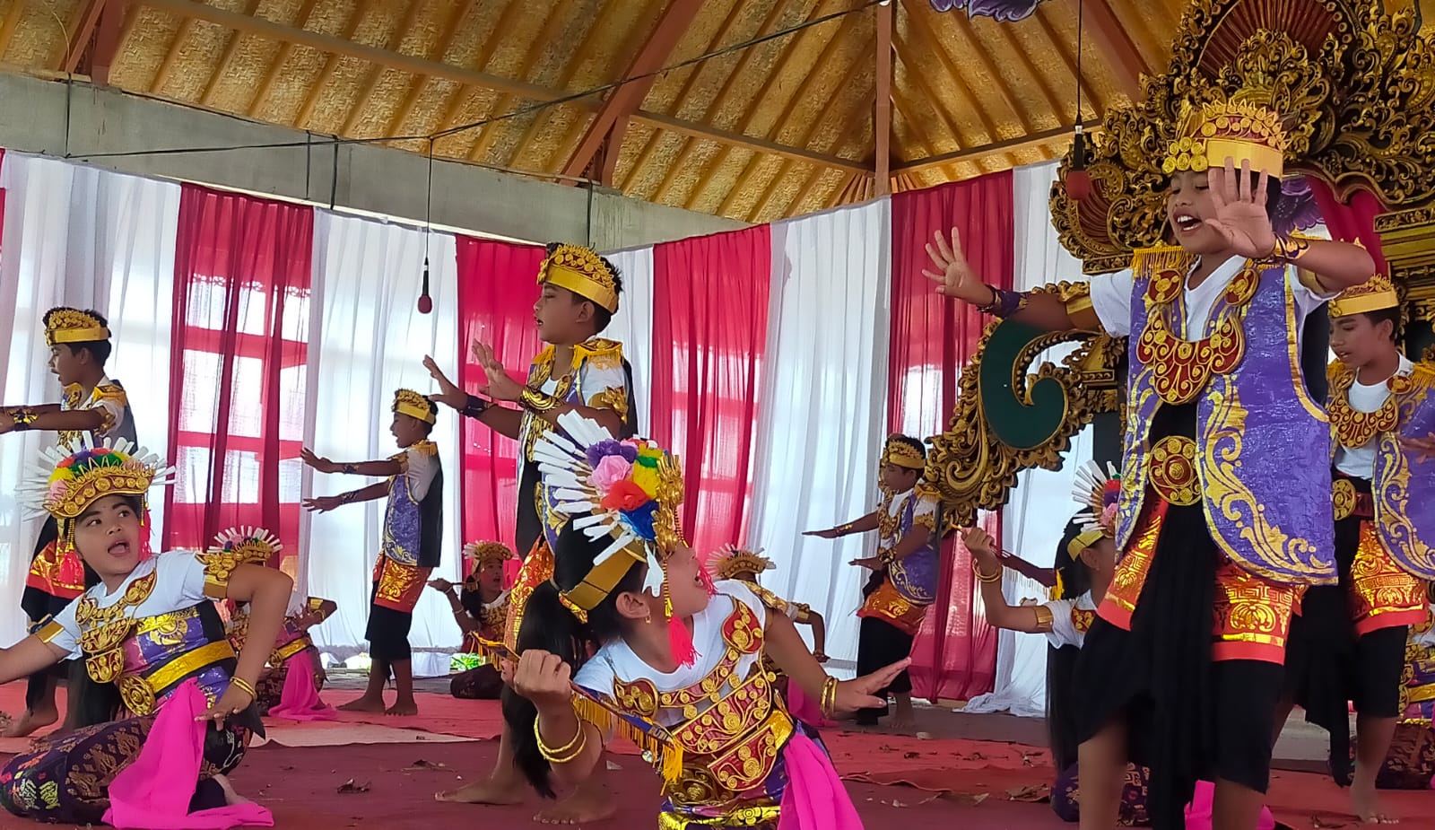 Siswa SD di Kecamatan Bangli, Kabupaten Bangli pentas dalam Lomba Janger di Wantilan Desa Adat Bebalang, Bangli, Selasa (29/4/2025).