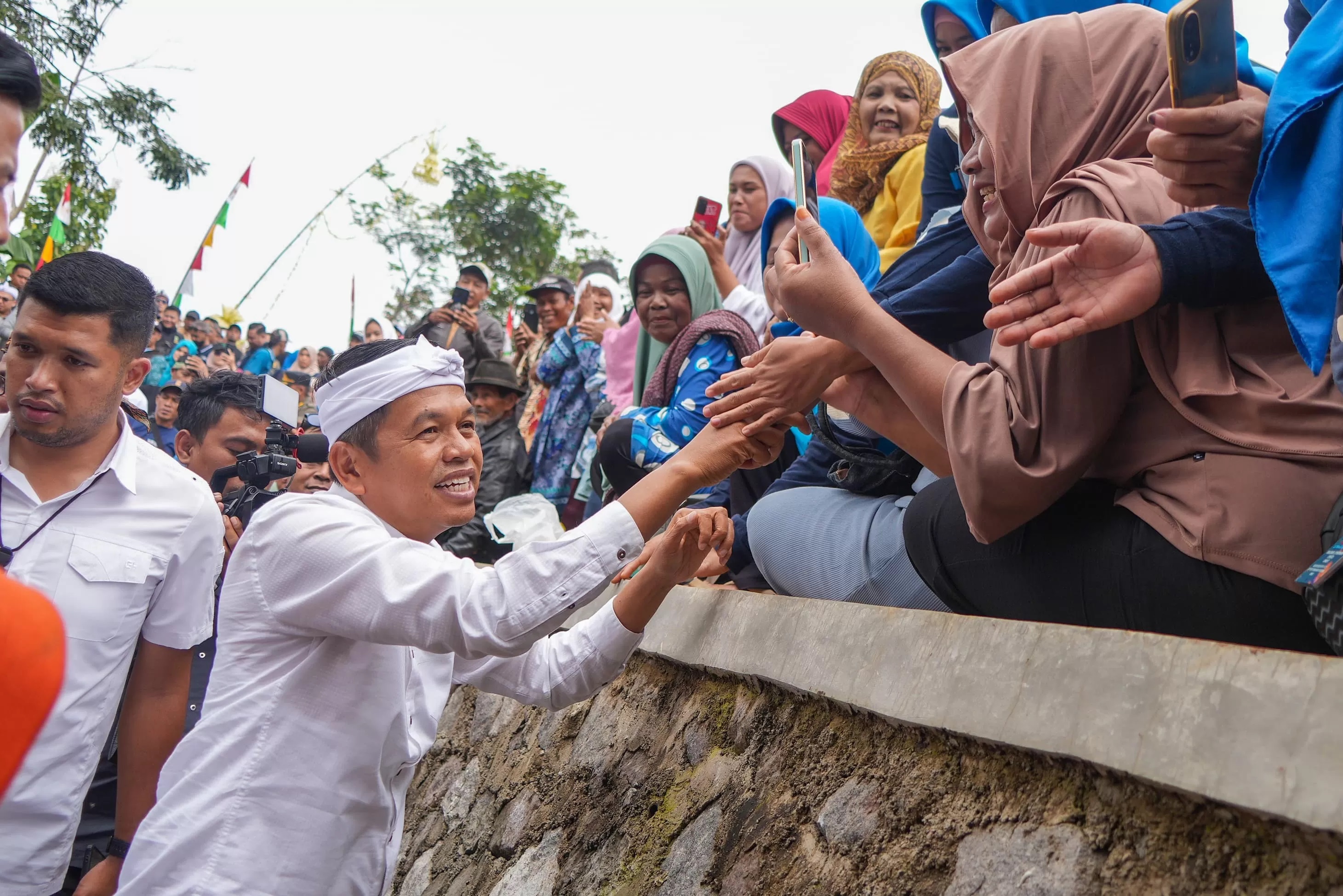 Gubernur Jawa Barat Dedi Mulyadi menghadiri kegiatan Panen Jagung di Desa Pangeureunan, Kabupaten Garut, Kamis (17/4/2025). (Dok.Tim Media KDM)