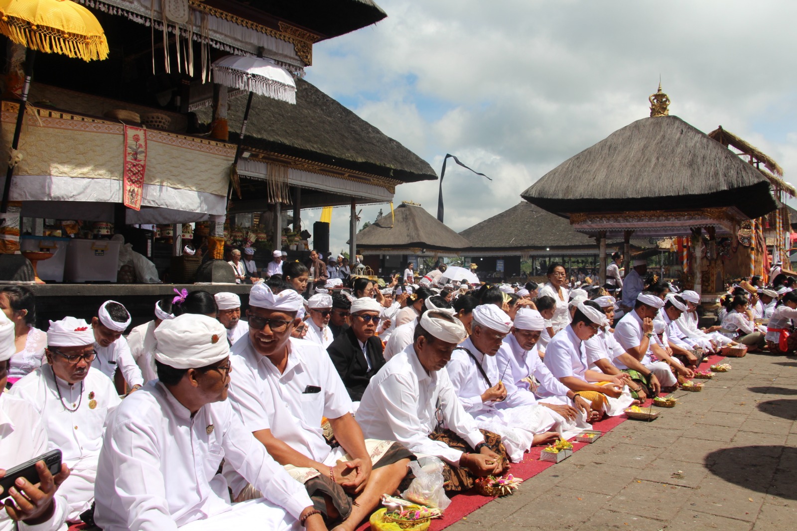 PURA : Suasana Pura Agung Besakih.