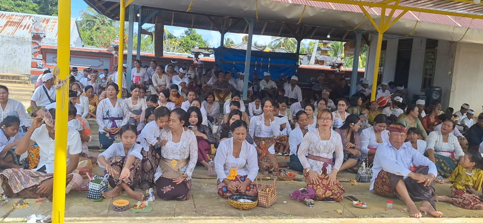 SEMBAHYANG : Umat Hindu tengah usai melaksanakan persembahyangan.