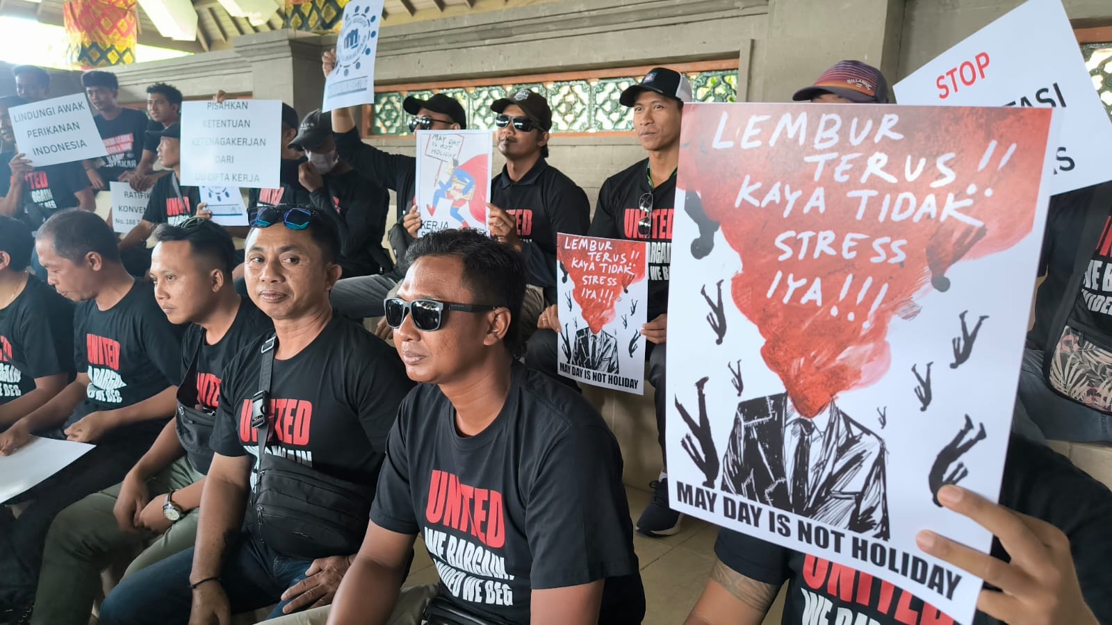DEMO: Aksi demo yang digelar Aliansi Perjuangan Rakyat Bali yang digelar di Wantilan Gedung DPRD Badung, Puspem Badung, Rabu (30/4).