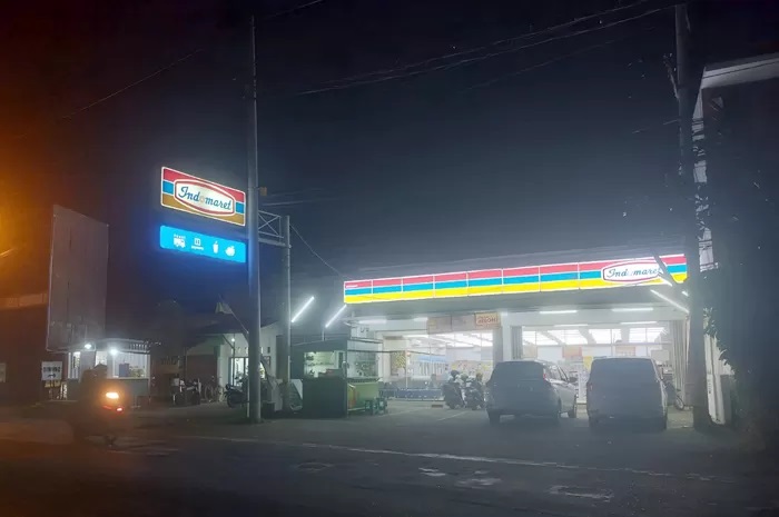TKP DI PATI: Minimarket di Jalan Pati-Tayu yang menjadi korban perampokan oknum polisi bersama rekannya di Pati. (ANDRE FAIDHIL FALAH/RADAR KUDUS)