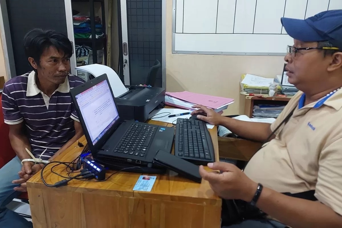 Tersangka ketika dimintai keterangan di Mapolres Salatiga.