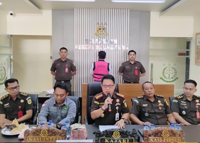 TERSANGKA : Kejari Klungkung menggelar ekspos perkara pada Rabu (30/4/2025) dengan menghadirkan tersangka IWS.