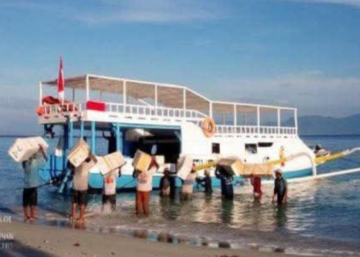 PELABUHAN : Aktifitas menaikkan barang ke boat.