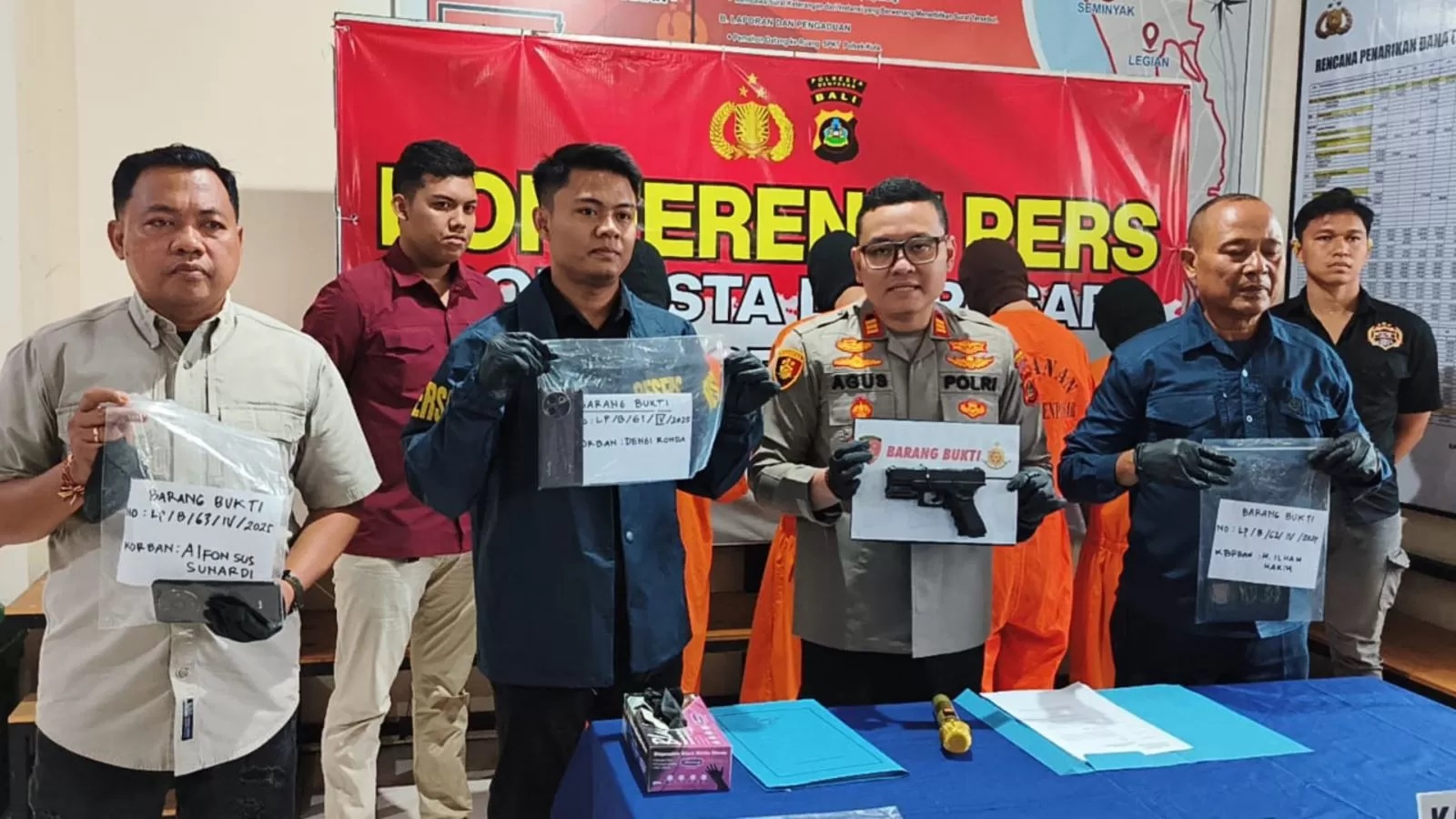 REMAJA JADI BEGAL: Empat remaja yang melancarkan aksi begal merampas handphone milik pengguna jalan di kawasan Kuta Bali saat diamankan di Polsek Kuta (29/4/2025). (ADRIAN SUWANTO/radarbali.jawapos.co