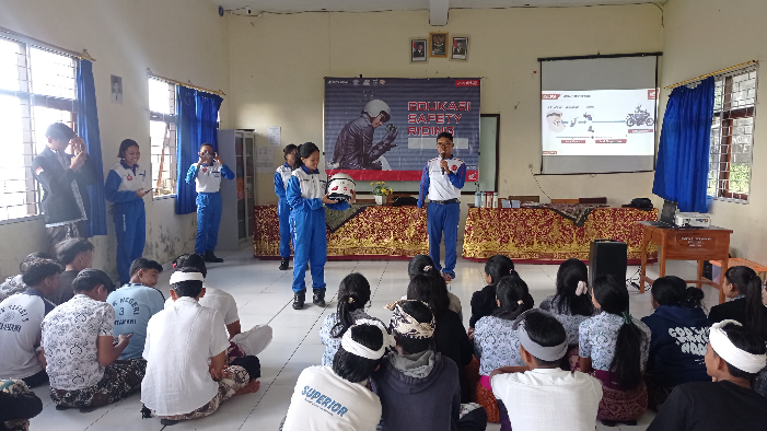 Berkolaborasi dengan Duta Safety Riding  dari SMAN Bali Mandara Astra Motor Bali menggelar edukasi keselamatan berkendara di SMKN 3 Kintamani.