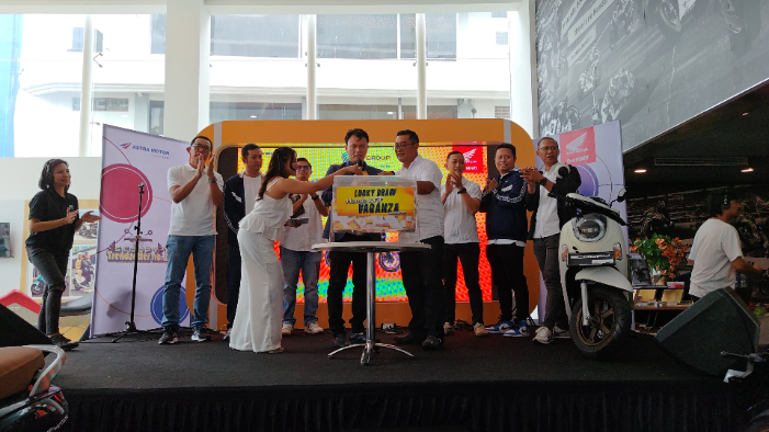Cakra Wenada berhasil memenangkan hadiah utama Honda CB650R dalam program undian Honda x FIF Vaganza.