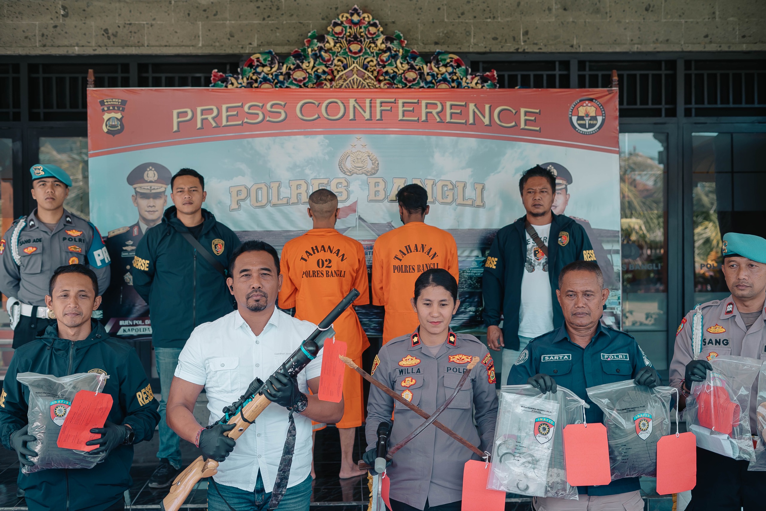 Wakapolres Bangli Kompol Willa Jully Nendissa pegang dua pedang yang digunakan pelaku melakukan penganiayaan di Desa Songan B, Kintamani, Selasa (29/4/2025).