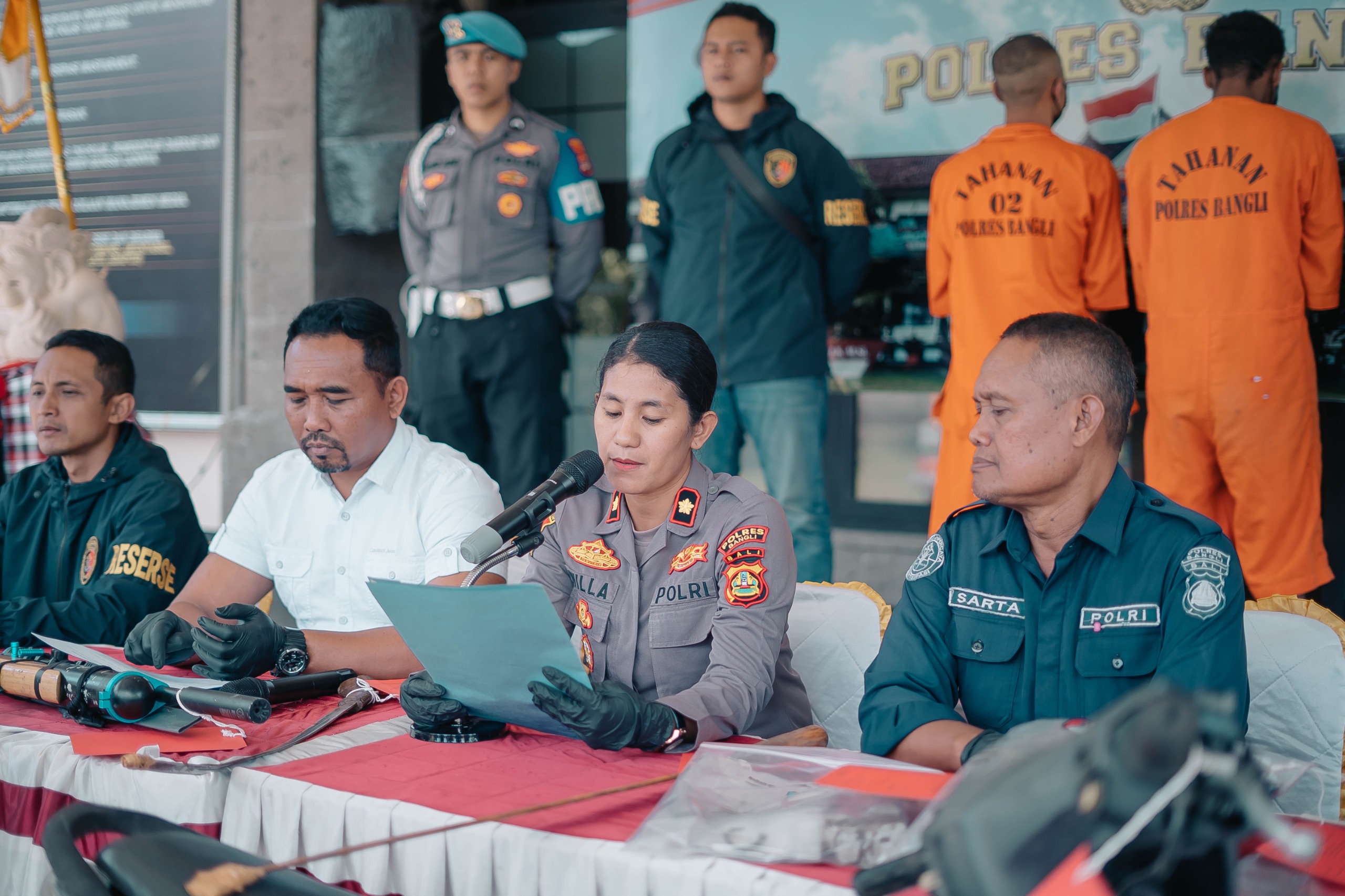 Wakapolres Bangli Kompol Willa Jully Nendissa merilis kasus penganiayaan yang terjadi di Desa Songan B, Kintamani, Bangli, Selasa (29/4/2025).