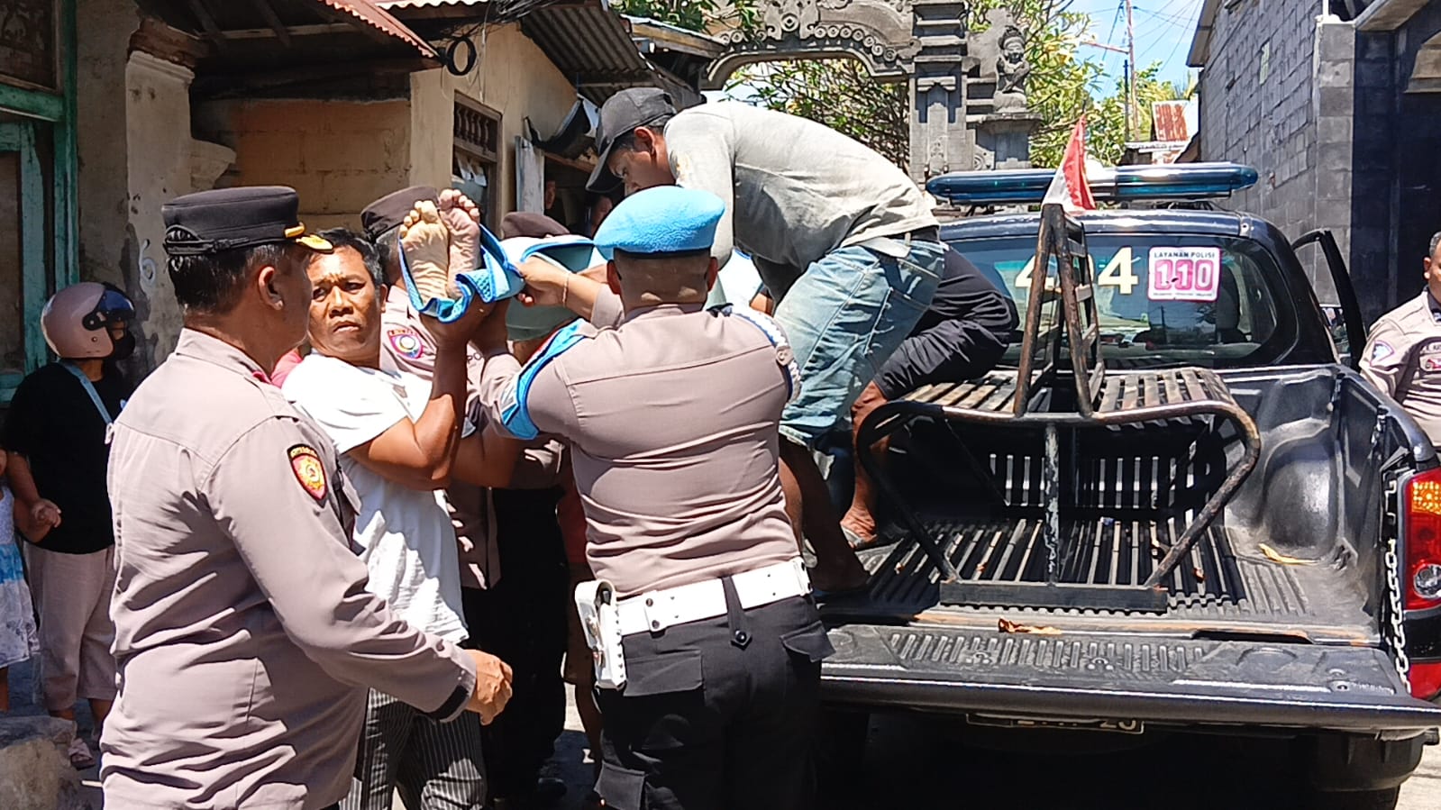Mendiang Ketut Redi dibawa ke rumah duka setelah ditemukan di pinggir pantai.