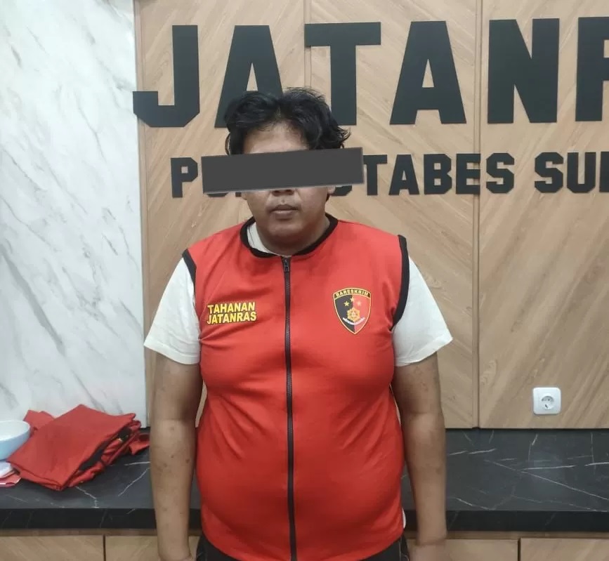 DITAHAN : Tersangka penipuan pinjol Io Bramasta Afrizal Riyadi alias Bram diamankan Unit Jatanras Satreskrim Polrestabes Surabaya. Ia sasar Pelaku UMKM di Sememi, Surabaya. (IST/RADAR SURABAYA)