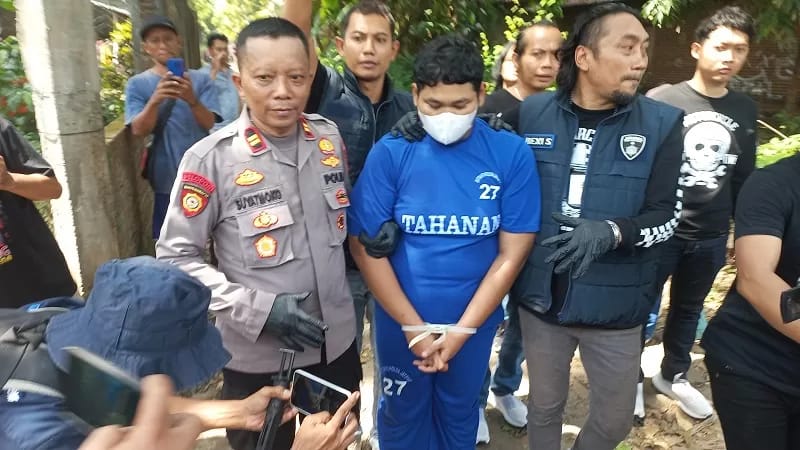 LESU: Tersangka tindak asusila terhadap puluhan anak di bawah umur saat olah TKP di Desa Sendang Kecamatan Kalinyamatan pada Kamis (30/4). (FIKRI THOHARUDIN/RADAR KUDUS)