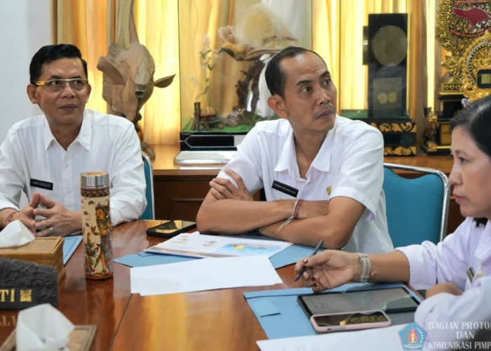Bupati Klungkung I Made Satria dan Wakil Bupati Klungkung Tjokorda Gde Surya Putra saat memimpin rapat koordinasi di ruang rapat Kantor Bupati Klungkung, Rabu (30/4/2025)