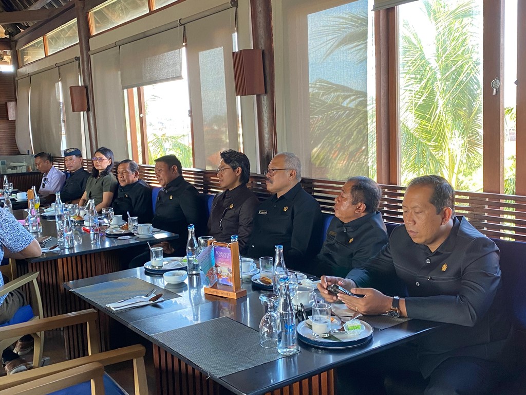 SIDAK: DPRD Badung saat melakasnakan sidak di Hotel Mercure, Kuta, Rabu (30/4).