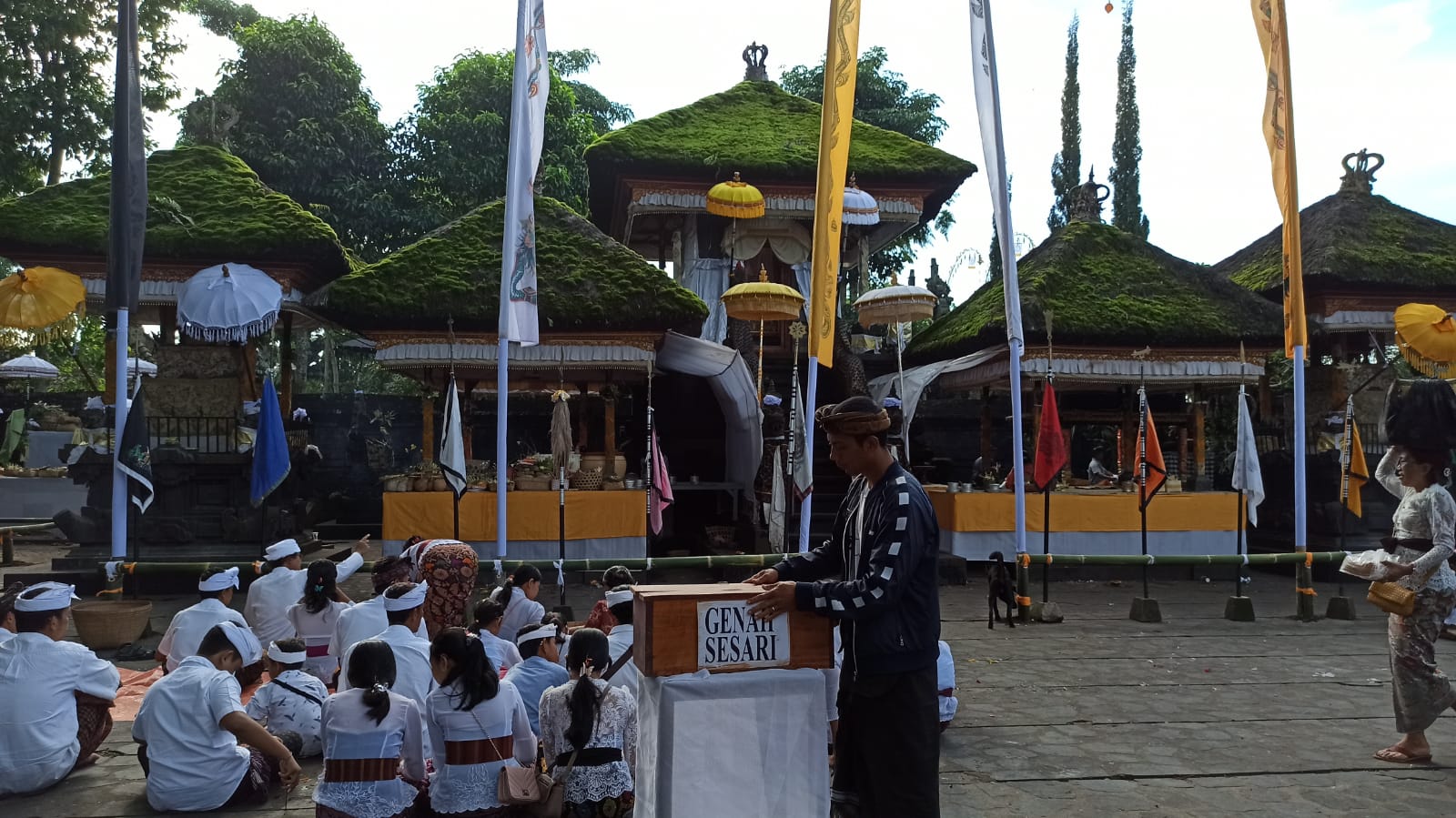 Umat Hindu sering melakukan Dana punia di pura sebagai bentuk persembahan kepada Ida Sang Hyang Widhi Wasa