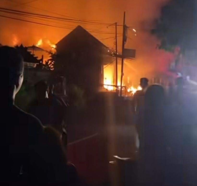 Kebakaran Hebat di Jalan Gatot Subroto VI, Warga Panik di Tengah Malam