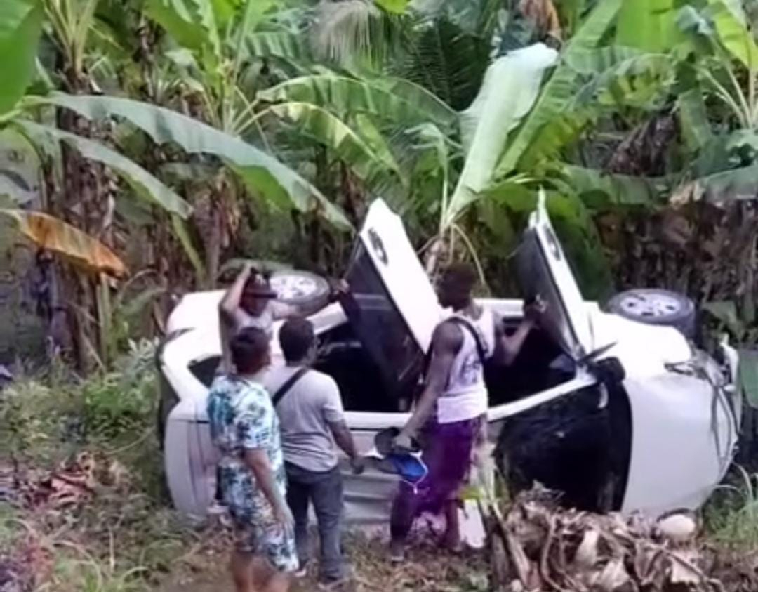 Sebuah mobil travel yang mengangkut wisatawan mengalami kecelakaan