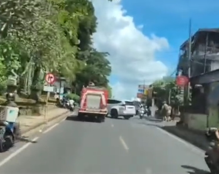 Damkar Tabrakan dengan Pajero Demi Selamatkan Piasan.
