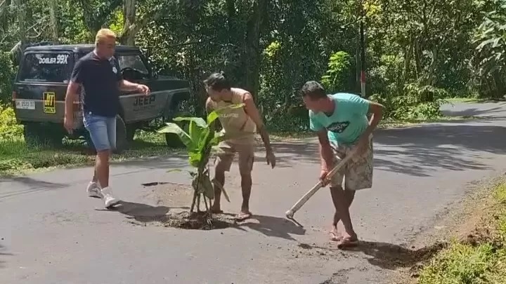 KRITIK KERUSAKAN JALAN: Konten yang mengkritik kondisi kerusakan jalan di Jalan Raya Singaraja-Kintamani, tepatnya di Desa Tamblang, Buleleng. (Facebook Bagus Genjing)