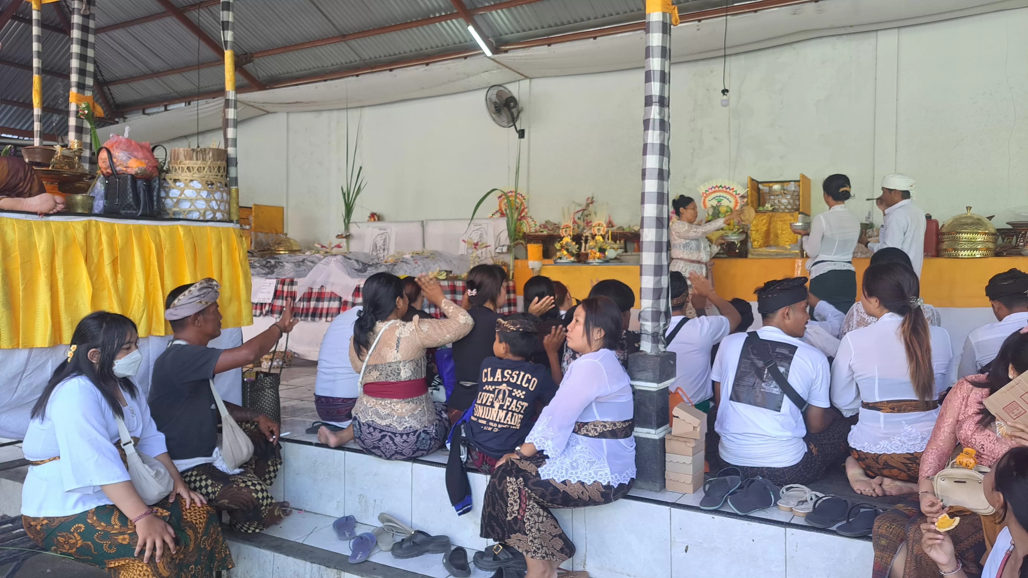 NGABEN: Proses ngaben kakak beradik yang menjadi korban kecelakaan di Jalan Raya Singaraja-Denpasar. (Eka Prasetya/Radar Buleleng)
