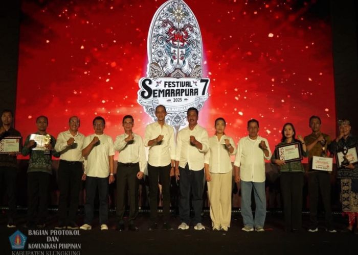 Festival Semarapura ke-7 resmi ditutup oleh Bupati Klungkung, I Made Satria, di depan Monumen Puputan Klungkung, Kamis (1/5/2025).