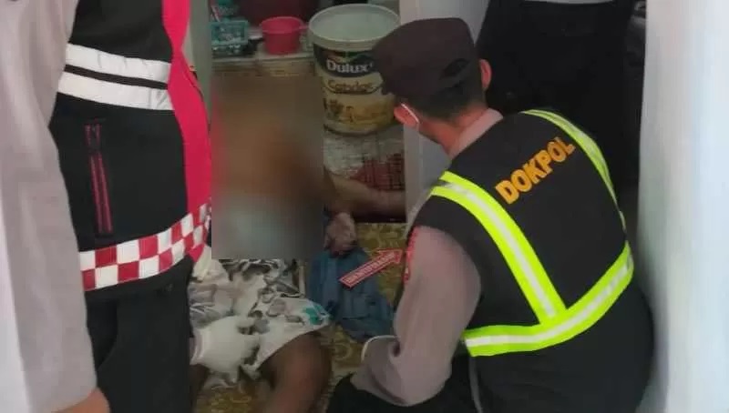 OLAH TKP : Polisi melakukan olah TKP korban bunuh diri di Kelurahan Pendem. (Foto Polsek Kota Jembrana)
