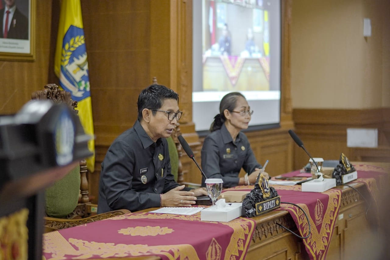 Bupati Wayan Adi Arnawa mengikuti secara daring Rapat Koordinasi Program Pemberantasan Tindak Pidana Korupsi Tahun 2025, yang dilaksanakan oleh KPK RI, di Ruang Rapat Kriya Gosana, Puspem Badung, Rabu