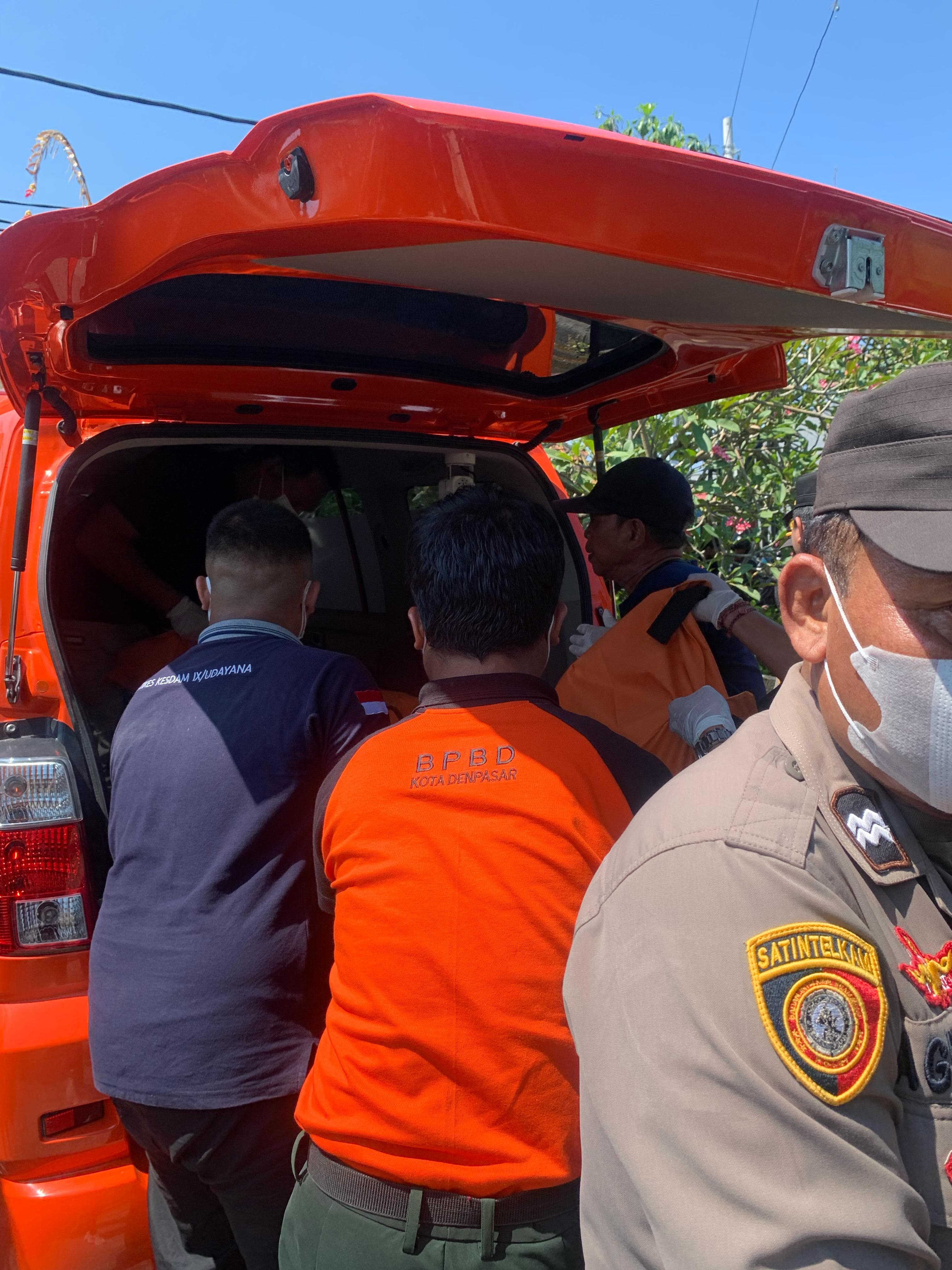 EVAKUASI: Jenazah Remi dievakuasi petugas BPBD Kota Denpasar. (Bali Express/Istimewa)