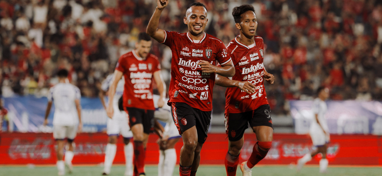 Irfan Jaya menyumbang satu gol untuk Bali United saat mengalahkan PSIS Semarang 4-0 di Stadion Kapten I Wayan Dipta, Kamis (1/5).