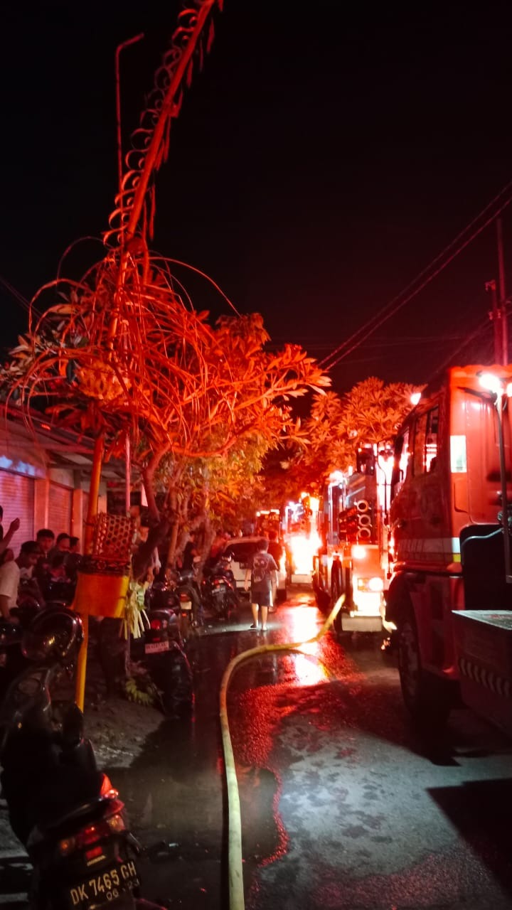 KEBAKARAN: Kebakaran rumah kos-kosan di Jalan Plawa No.91 Denpasar terjadi saat pemadaman listrik di kawasan tersebut.