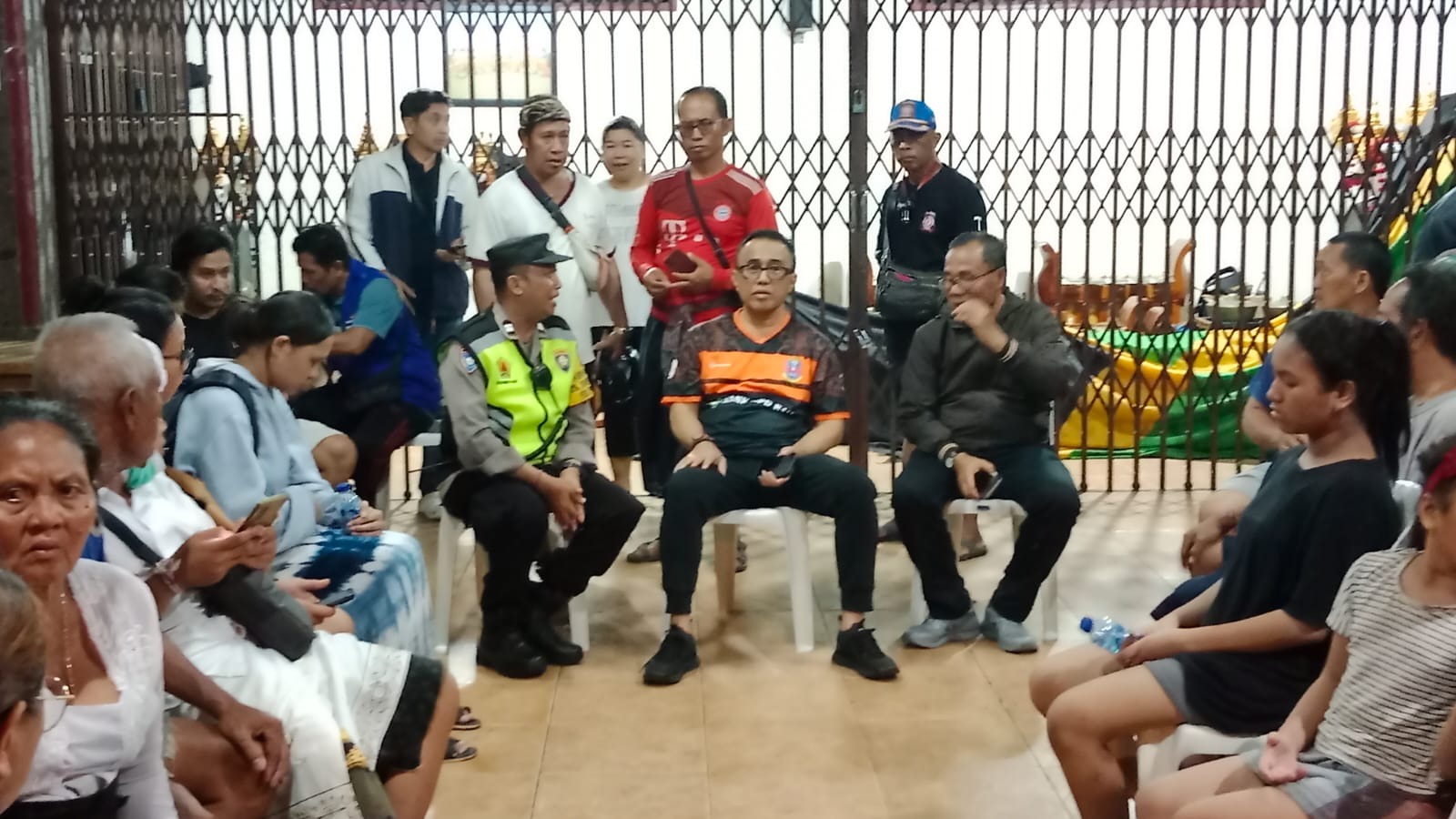RESPON CEPAT -  Walikota Denpasar I Gusti Ngurah Jaya Negara  bersama para penghuni kosan yang tertimpa bencana kebakaran di Balai Banjar Pagan Kelod, Jumat, 2 Mei 2025 malam hari.