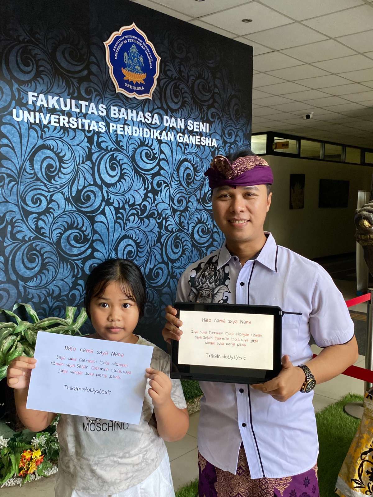 Ketut Trika Adi Ana, M.Pd, saat menunjukkan font khusus bernama TrikaIndoDyslexic yang dirancang untuk membantu anak-anak dengan disleksia visual.