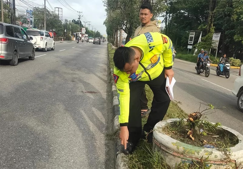 Petugas saat melakukan oleh TKP di lokasi kejadian kecelakaan di Jalan HR Soebrantas, pada Jumat (2/5/2025). ((Foto: Satlantas Polresta Pekanbaru))